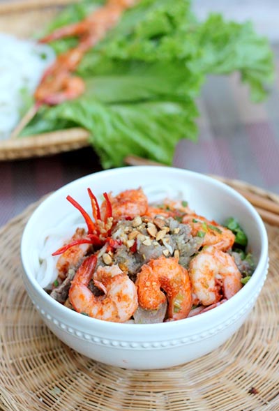 Cách lột vỏ tôm sống