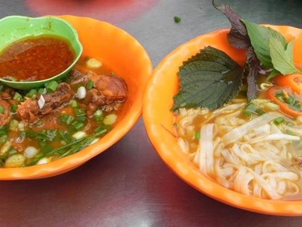 Hủ tiếu dê thường được dọn hai tô riêng