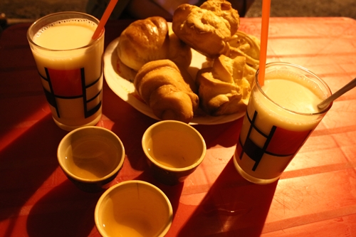 Bánh bò và bánh su kem.