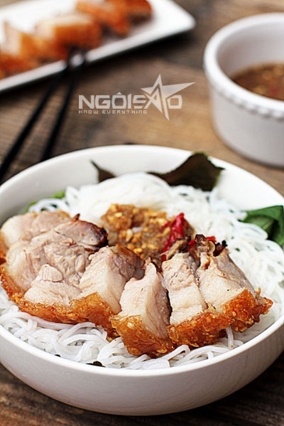 Bún mắm nêm thịt quay giòn bì 