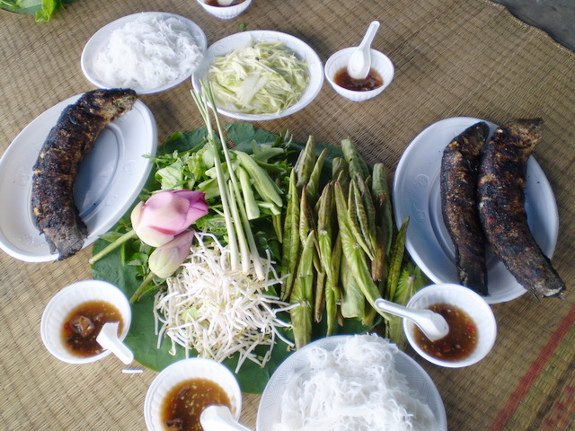 Cá lóc nướng trui – Đặc sản miền Tây giữa Sài Gòn