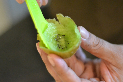 Kiwi rửa sạch, cắt khoanh và nạo ruột.  Ảnh: Hồng Diễm.