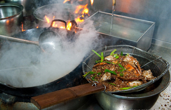 Tiếp đó, bỏ thêm hành lá cho đẹp mắt rồi bày ra đĩa.