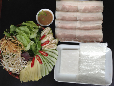 Sự nổi tiếng của bánh tráng cuốn thịt heo là nước mắm nên Quảng, được pha chế kỹ lưỡng, tạo nên mùi thơm đậm đà khi ăn cùng với bánh tráng thịt heo.