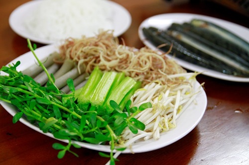 Lẩu mắm cá kèo ăn kém với các món rau dành cho lẩu mắm.
