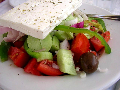 Đừng dùng bữa ở thị trấn Fira nếu bạn muốn một bữa ăn tiết kiệm. Ảnh: greekreporter.