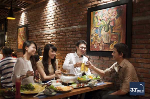 Phố ngon 37 với nhiều món ăn hấp dẫn phù hợp với mùa hè.