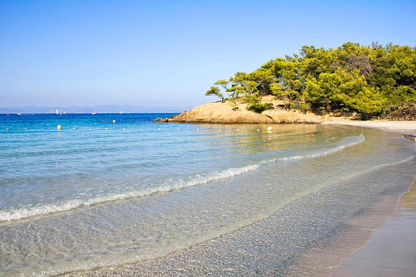 Porquerolles là hòn đảo thơ mộng và xinh đẹp nằm ở nước Pháp có diện tích 12,54 km2 và dân số vào năm 2004 là 200 người. Cách đây hơn 20 năm, đây đã là điểm du lịch cao cấp, thu hút hàng ngàn lượt khách ghé thăm hàng năm. Nơi đây sở hữu khí hậu ôn hòa, mùa đông không quá lạnh còn mùa hè khô và nóng.