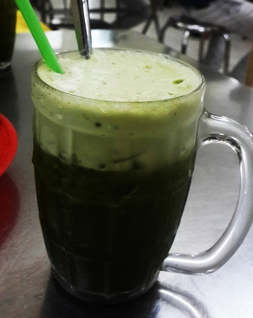 Ly rau má dừa trông không khác mấy so với ly rau má bình thường nhưng mùi vị thì hoàn toàn khác