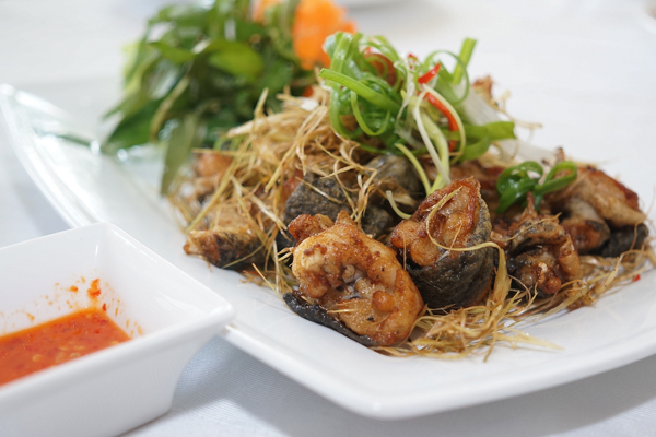 Ếch chiên sả vừa chín giòn vàng vừa thoang thoảng hương thơm đầy hấp dẫn của sả.