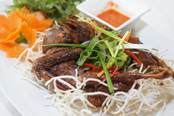 Bồ câu quay cũng là một đặc sản ở đây mà bạn không nên bỏ qua.