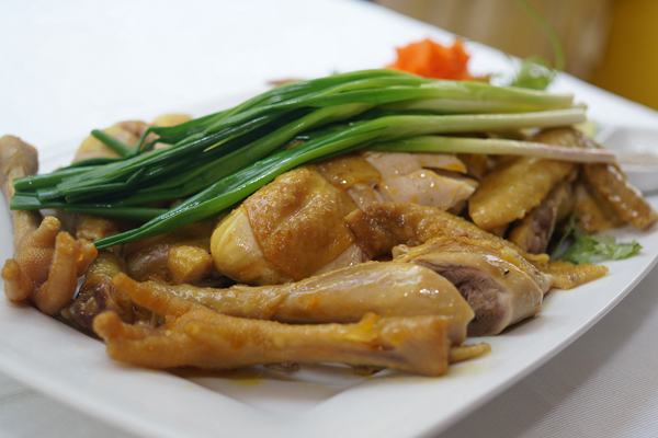 Đặc biệt, món gà hấp hành được nhiều thực khách ưa thích nhờ phần da bên ngoài vàng ươm, phần thịt mềm nhưng không bở lại có vị ngọt tự nhiên rất ngon.