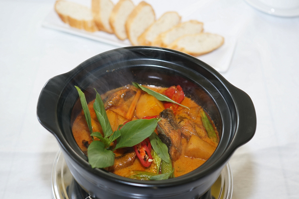Lươn um cà ri ăn kèm bánh mì là món ăn chơi đậm đà, ngon miệng.