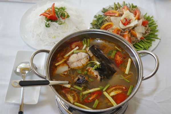 Ngoài các món lẩu riêu cua, lẩu bò thì lẩu cá lăng nấu măng chua cũng được thực khách ưa thích nhờ vị chua thanh vừa lạ miệng vừa không ngấy. Đây đều là những món lẩu vừa dễ ăn vừa lành tính thích hợp với rất nhiều người.