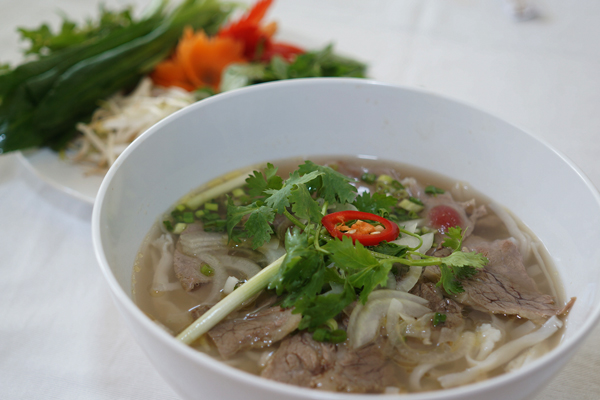 Món phở bò Australia tái nóng hổi thơm ngon.