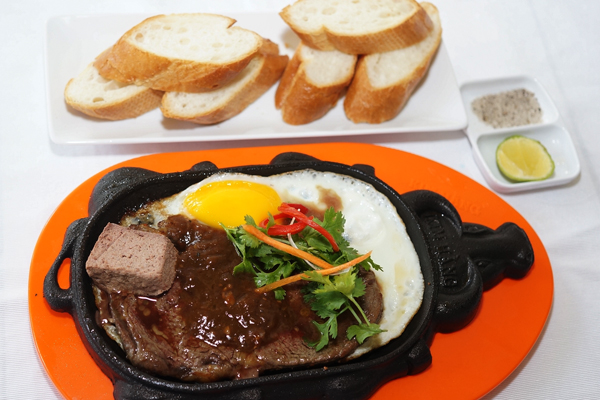 Món bò beefsteak ăn kèm với bánh mì rất được dân văn phòng và các em nhỏ ưa thích.
