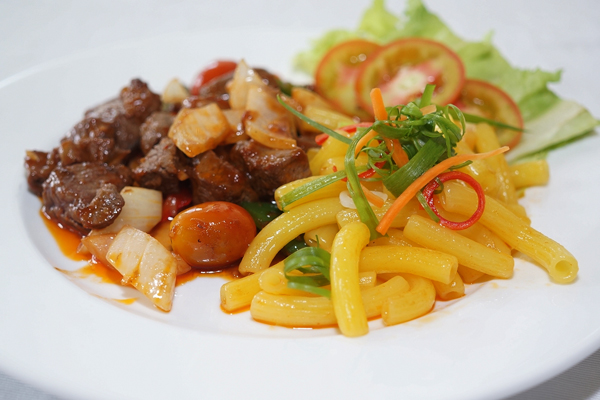 Bò xào nuôi cũng là món ăn sáng được nhiều người lựa chọn khi ghé đến đây. Ngoài ra, thực đơn quán còn bò né, các món bò beefsteak sốt nước trái cây lạ miệng.