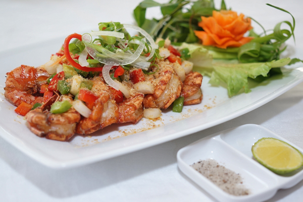 Không chỉ chế biến theo cách truyền thống, các món ăn ở đây còn được biến tấu với nhiều loại nguyên liệu khác nhau đem lại hương vị vừa lạ vừa ngon miệng.
