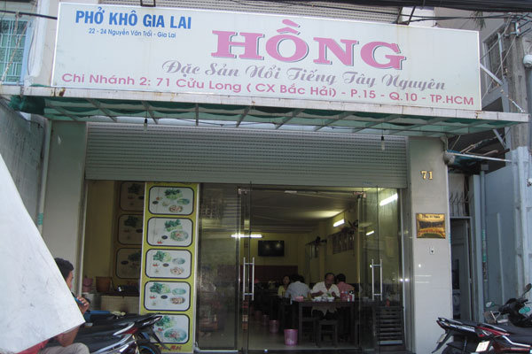 Quán Hồng là điểm đến của những ai yêu thích món phở khô Gia Lai