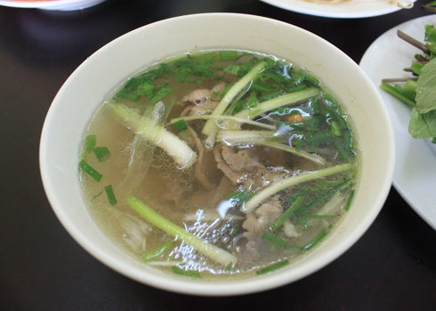 Tô nước dùng trong vắt và có vị ngọt thanh