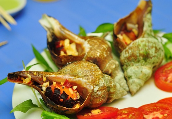 Ốc đỏ nướng mắm càng ăn càng ngon.