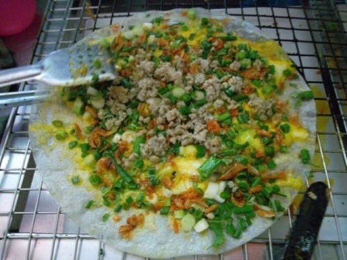 Bánh tráng nướng dễ ăn, dễ nghiền, hương vị cũng thật khó quên.