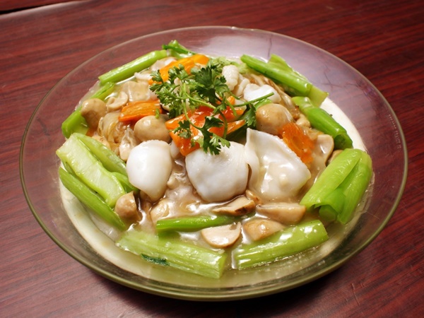 Hủ tíu xào mực ống phi lê.