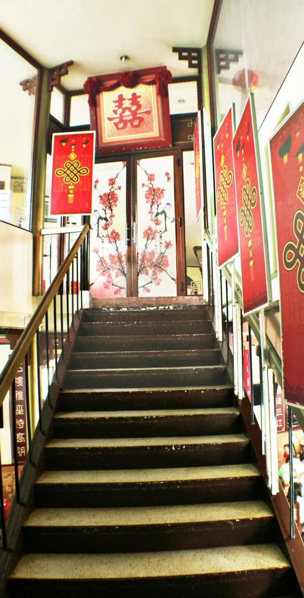 Cầu thang lên lầu 1