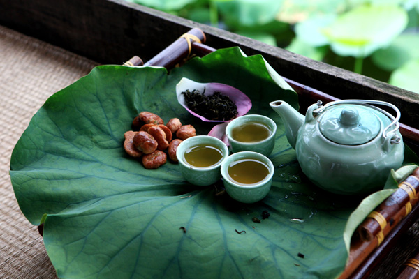 Với giá 30-50 nghìn/ấm chè sen, bạn ngồi trong chòi trông sen uống chè sen trong mùi thơm ngát của sen và nhấm nháp các món quà truyền thống. 