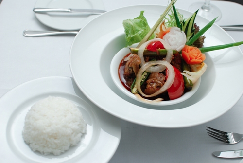  Ayam Masak Merah thưởng thức cùng với cơm trắng hoặc cơm cà chua sẽ thơm ngon đúng vị. Ảnh: Hồng Hà