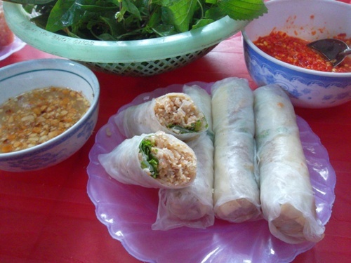 Một chiếc nem chua cuốn với giá 5.000đ/chiếc, nếu ăn hai người bạn chỉ cần gọi 4 chiếc như thế này và 4 quả nem là đã lửng bụng.