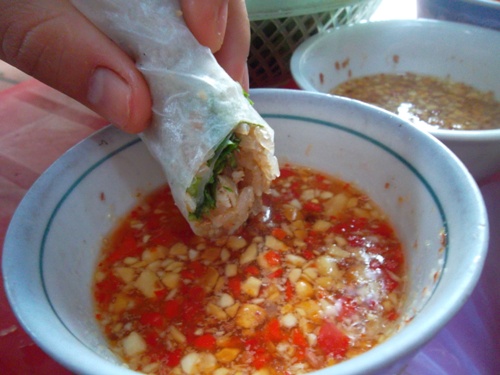 Miếng nem chua cuốn ăn rất vừa miệng.