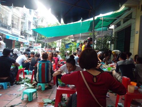 Quán bán "Nem bốc" thường rất đông khách, thường mở từ 3h chiều đến khoảng 5 - 6h tối đã hết hàng.