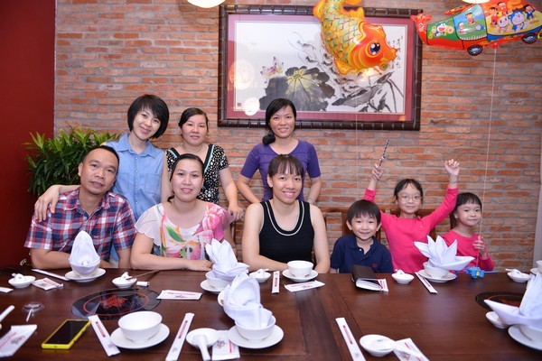 Bữa tiệc gia đình ấm cúng tại nhà hàng Vương Quốc Tôm.