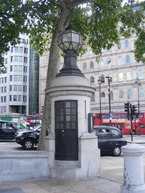 Khi đến London, hãy nhớ ghé thăm bốt cảnh sát nhỏ nhất nước Anh, nằm ở quảng trường Trafalgar.