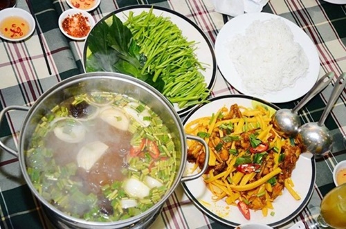 Ấm áp mùa mưa với lẩu ếch xanh cay nồng thơm ngọt 