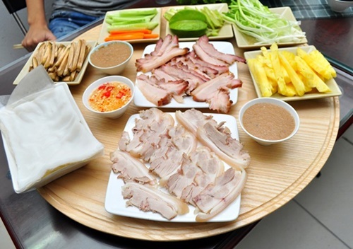 Bánh tráng cuốn mâm gỗ khu Thành Công