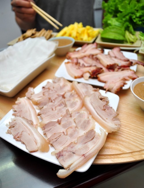 Bánh tráng cuốn mâm gỗ khu Thành Công