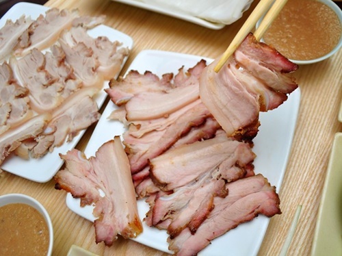 Bánh tráng cuốn mâm gỗ khu Thành Công