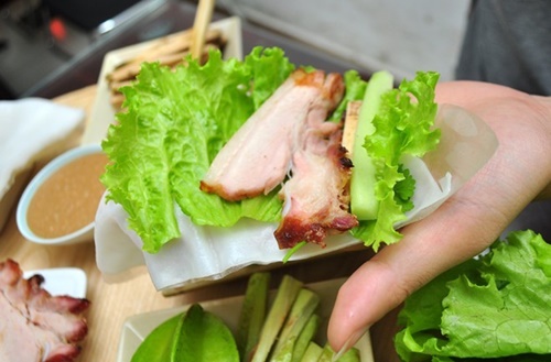 Bánh tráng cuốn mâm gỗ khu Thành Công
