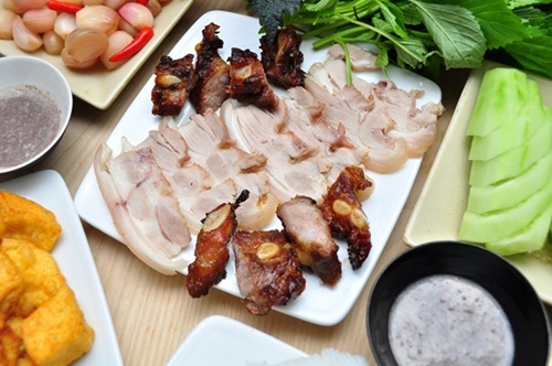 Bánh tráng cuốn mâm gỗ khu Thành Công