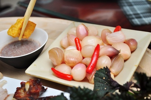 Bánh tráng cuốn mâm gỗ khu Thành Công