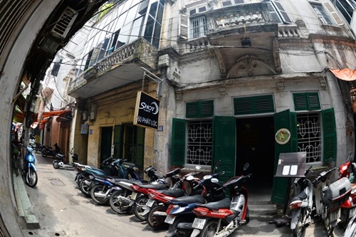 Quán cafe thô mộc trong ngõ hẹp phố cổ