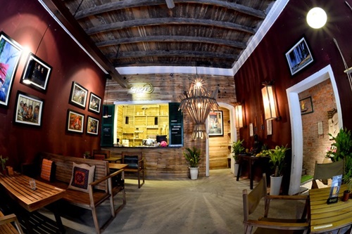 Quán cafe thô mộc trong ngõ hẹp phố cổ
