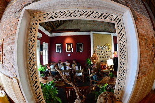 Quán cafe thô mộc trong ngõ hẹp phố cổ
