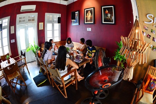 Quán cafe thô mộc trong ngõ hẹp phố cổ