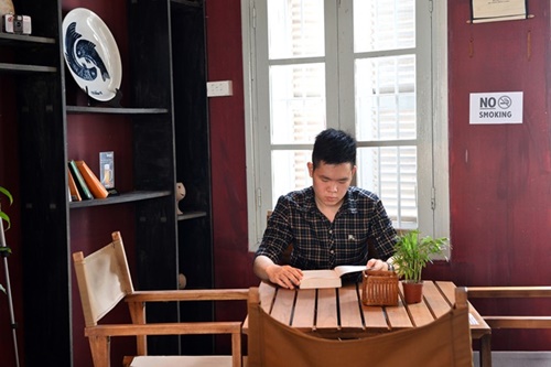 Quán cafe thô mộc trong ngõ hẹp phố cổ