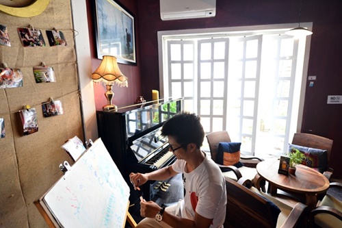 Quán cafe thô mộc trong ngõ hẹp phố cổ