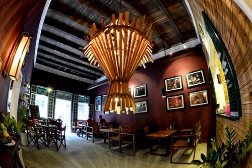 Quán cafe thô mộc trong ngõ hẹp phố cổ