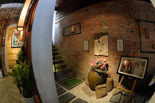 Quán cafe thô mộc trong ngõ hẹp phố cổ